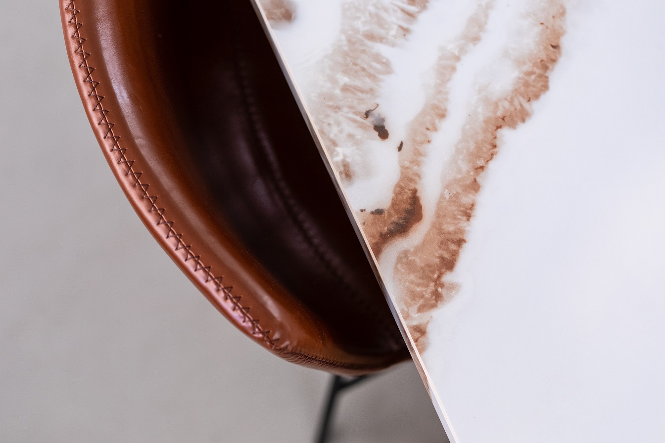 כיסא בר מעוצב מעור במטבח בוטיק