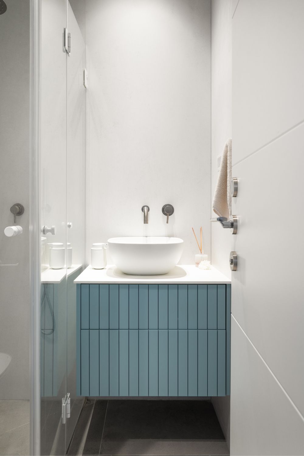 שידה כחולה באמבטיה - מבית משפחת ליחובסקי - איילים נגרות